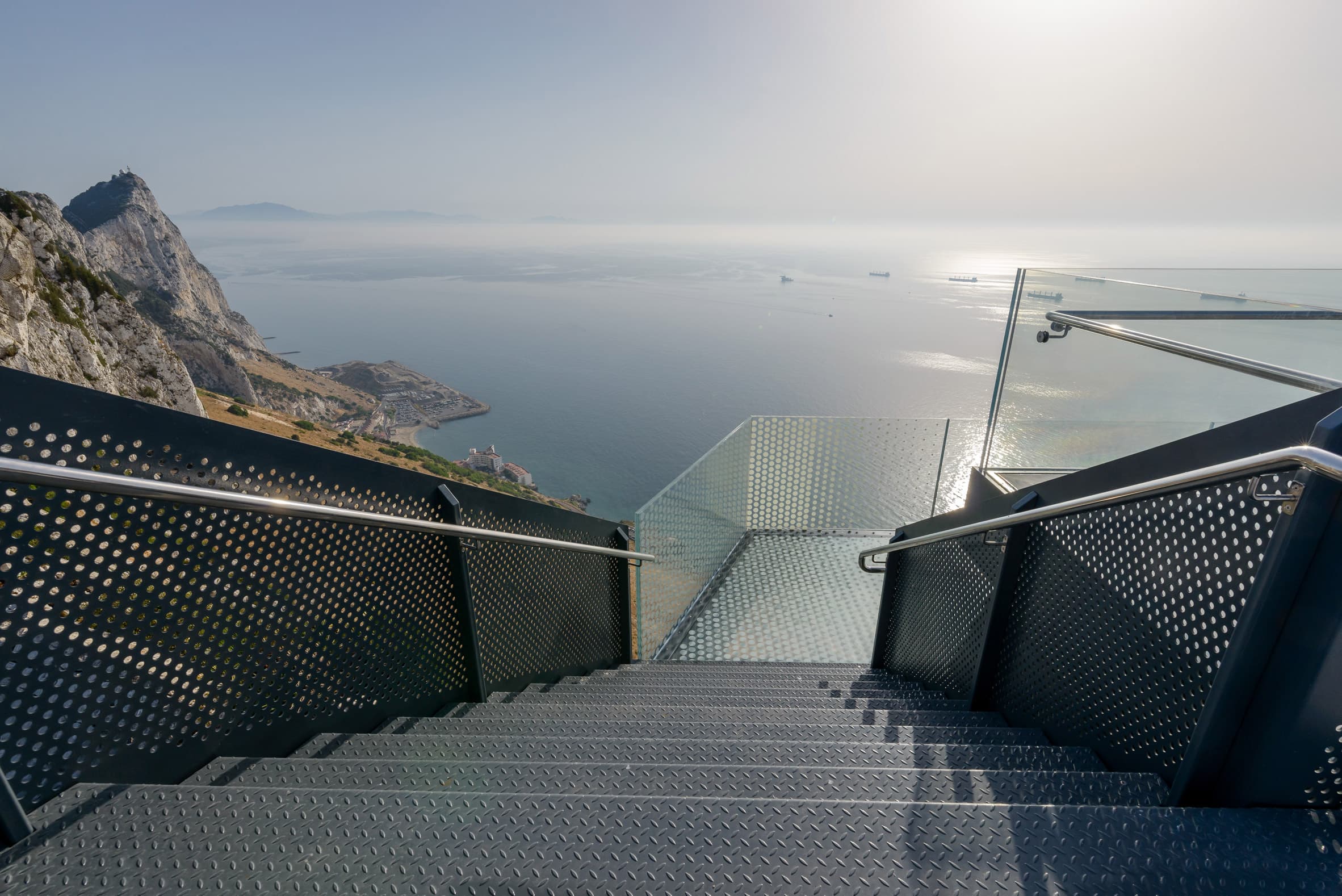 Красивые смотровые площадки. Skywalk Gibraltar. Гибралтар смотровая. Скала Гибралтара, стеклянный мост. Смотровая площадка.
