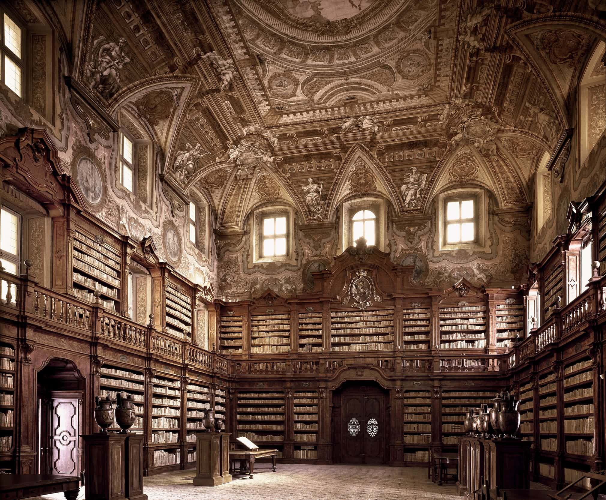 Самые старые библиотеки. Библиотека Джироламини, Неаполь. Библиотека Джироламини Италия. Библиотека Кремсмюнстерского аббатства, Австрия.