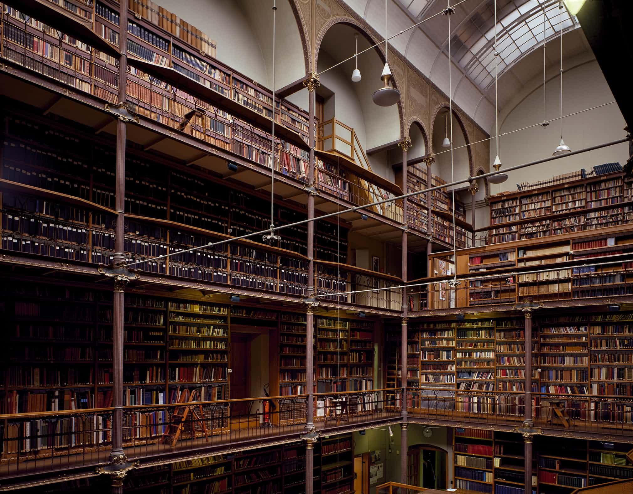 Библиотека является центром. Музей Рейксмузеум в Амстердаме библиотека. Парламентская библиотека Handelingenkamer, Нидерланды. Самая красивая библиотека в мире.