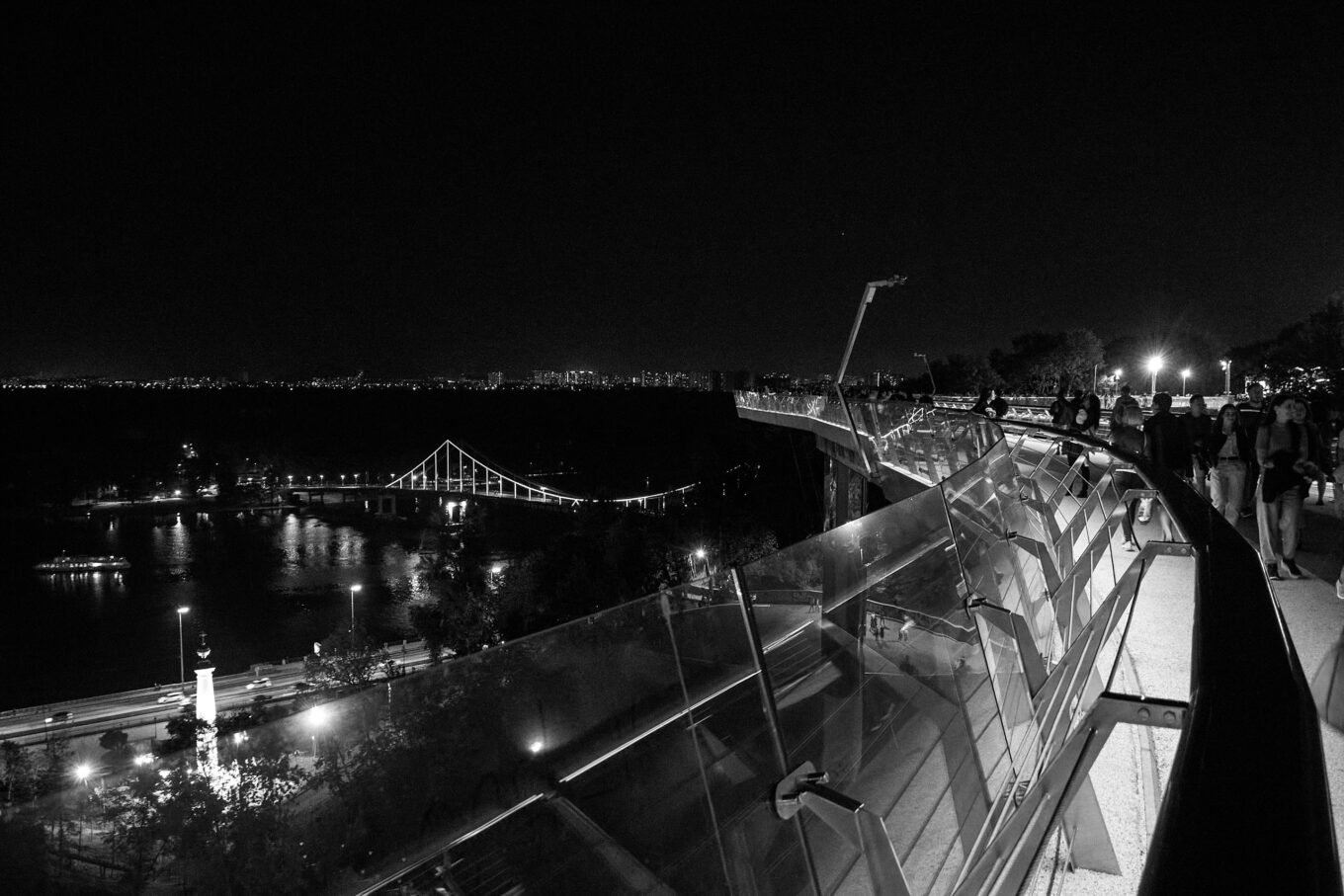 Фото велосипедно-пешеходного моста с видом на левый берег Киева