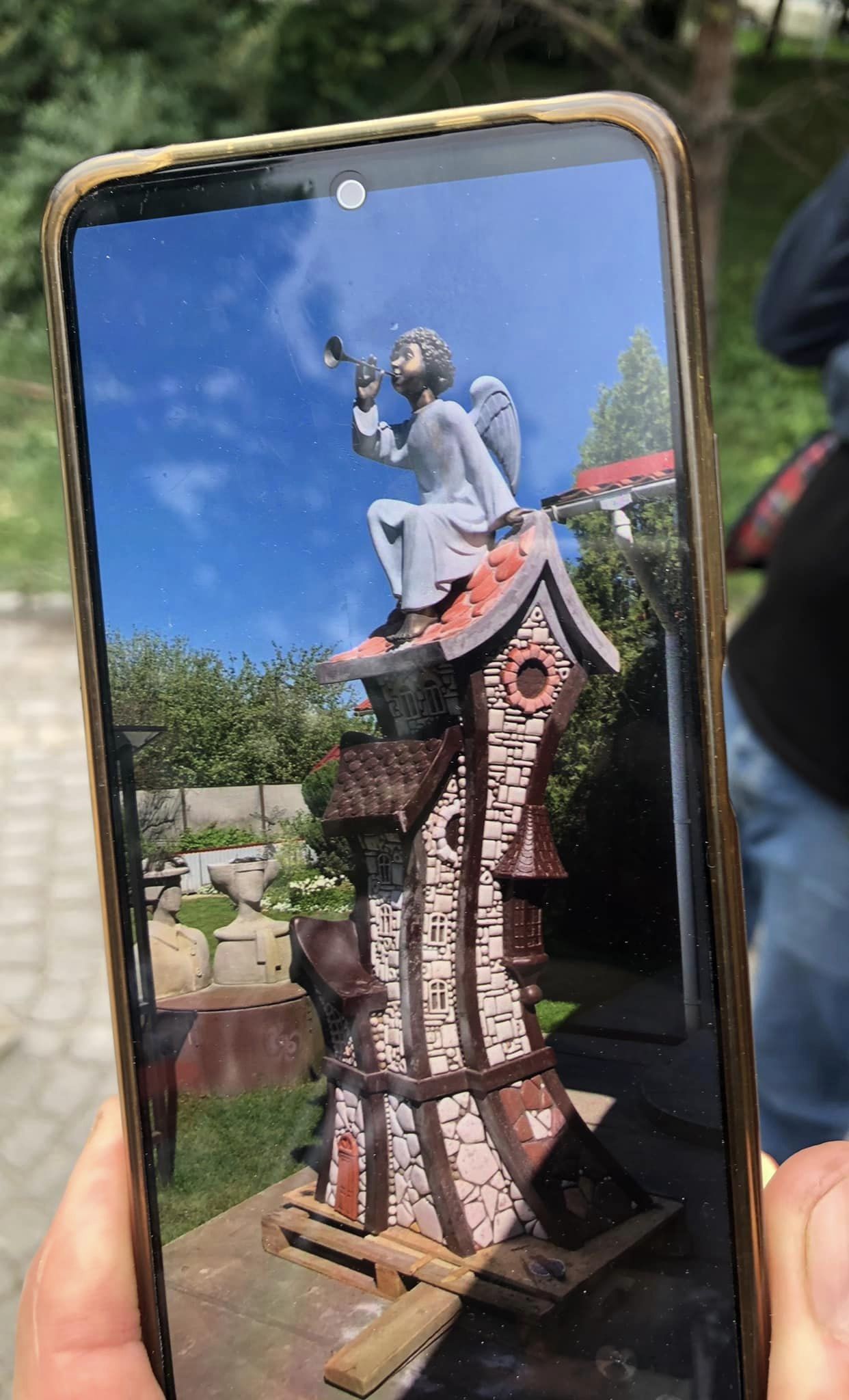 Kyiv residents ask to restore the dismantled sculpture girl on pillows