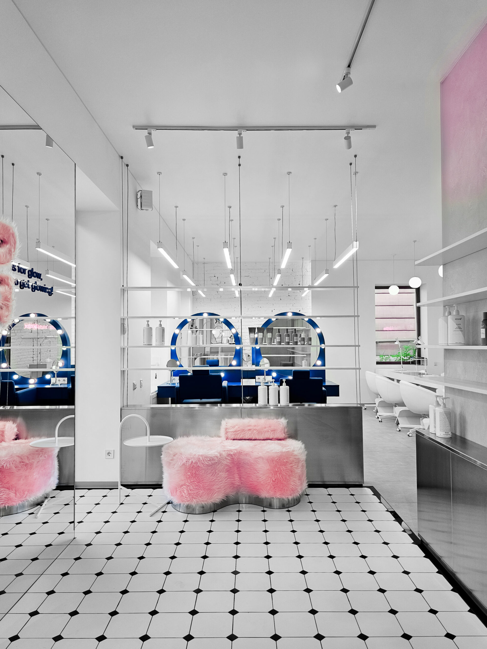 Кіре берісте бір қызды ұрып жіберді