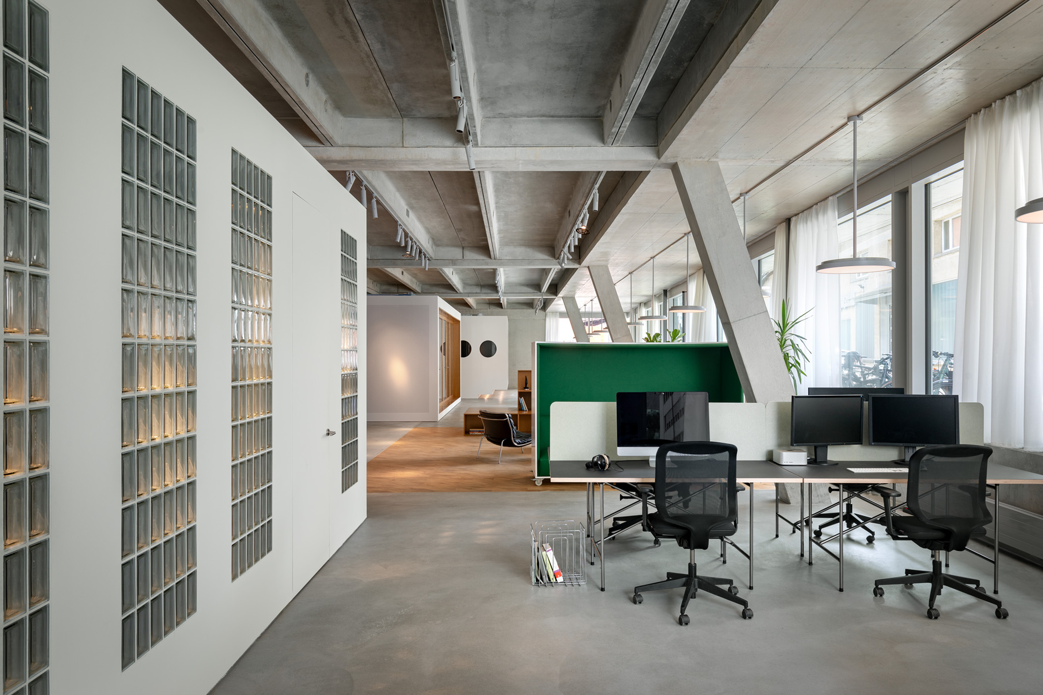 Dynamic Frame — dynamic interior of a film production office in Zurich ...