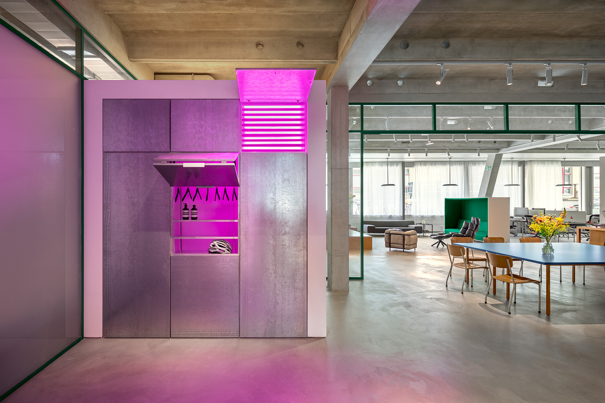 Dynamic Frame — dynamic interior of a film production office in Zurich ...