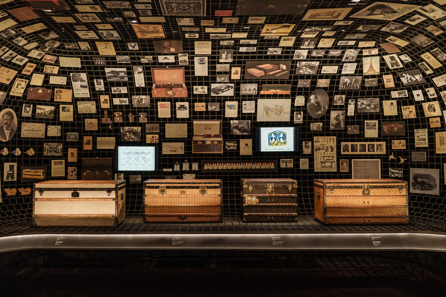 【新品】LOUIS VUITTON 上海 CITY GUIDE Shanghai City Guide Shanghai - Library | LOUIS VUITTON