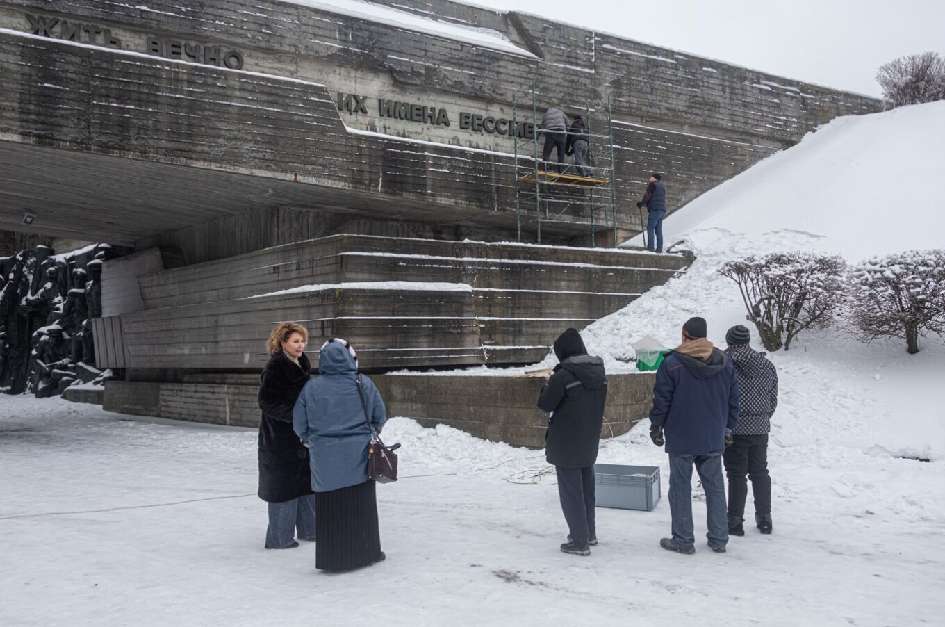 У Музеї війни демонтували російськомовні написи зі скульптурної галереї