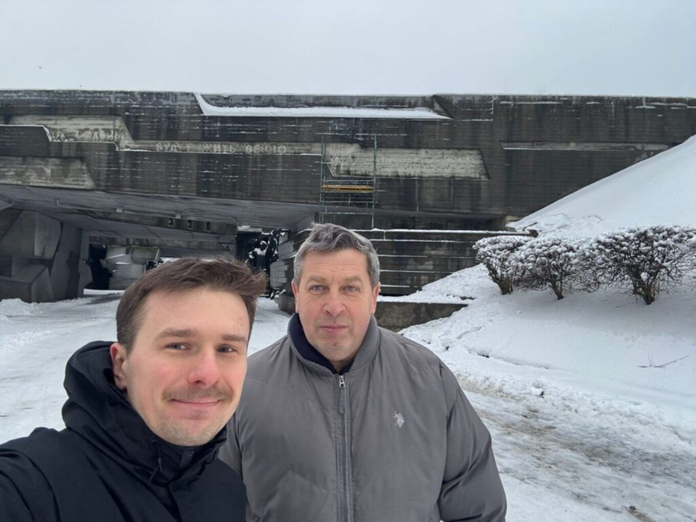 У Музеї війни демонтували російськомовні написи зі скульптурної галереї