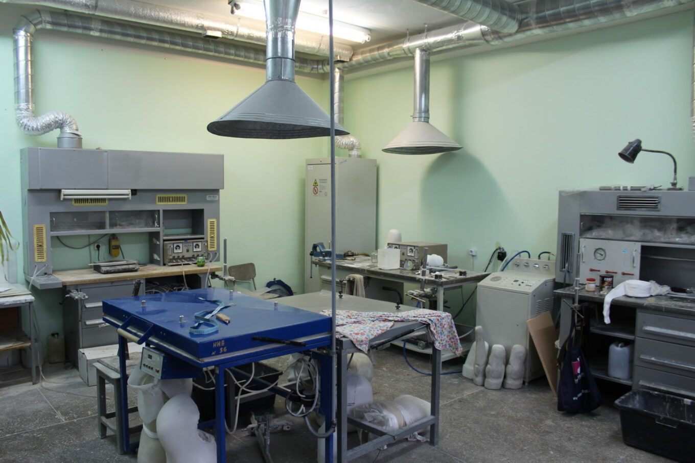 виробничий цех протезного заводу