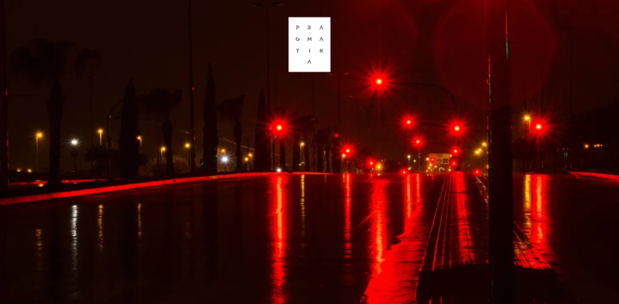 червоне вуличне освітлення