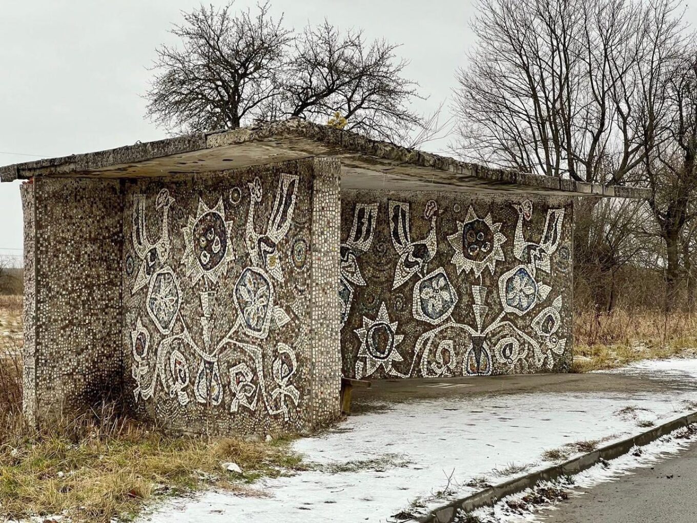 Мозаїка на зупинці громадського транспорту