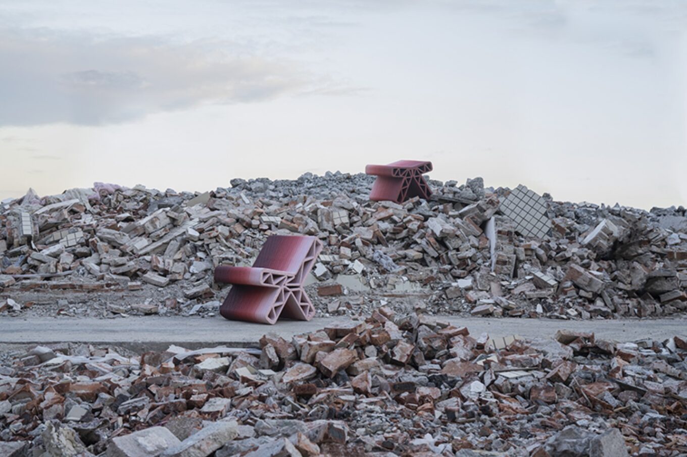 Вуличні меблі із будівельних відходів