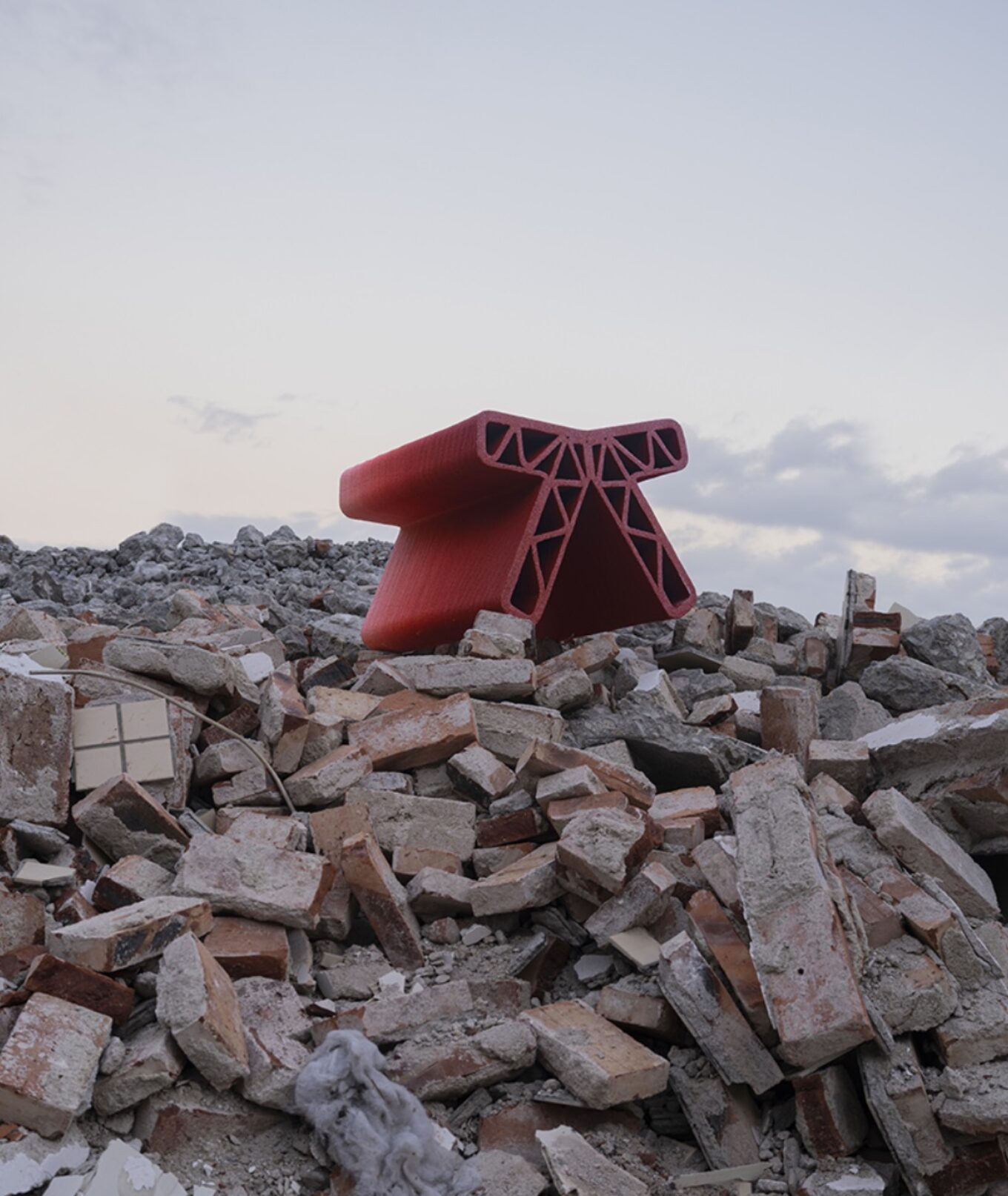 Вуличні меблі із будівельних відходів