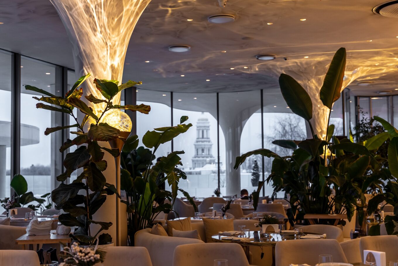 Світловий проєкт у ресторані Elevato