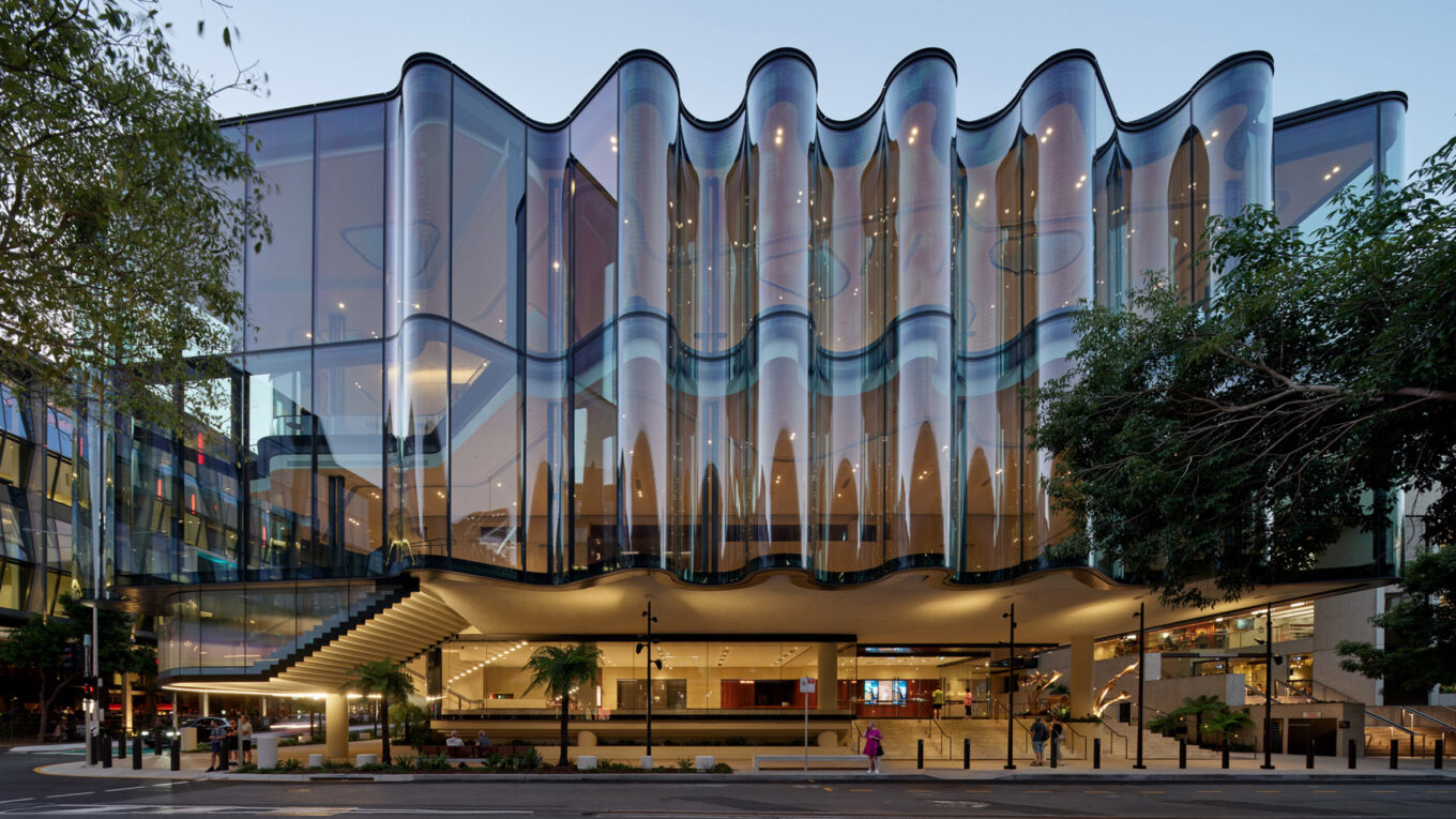 Театр зі скляним фасадом в Австралії