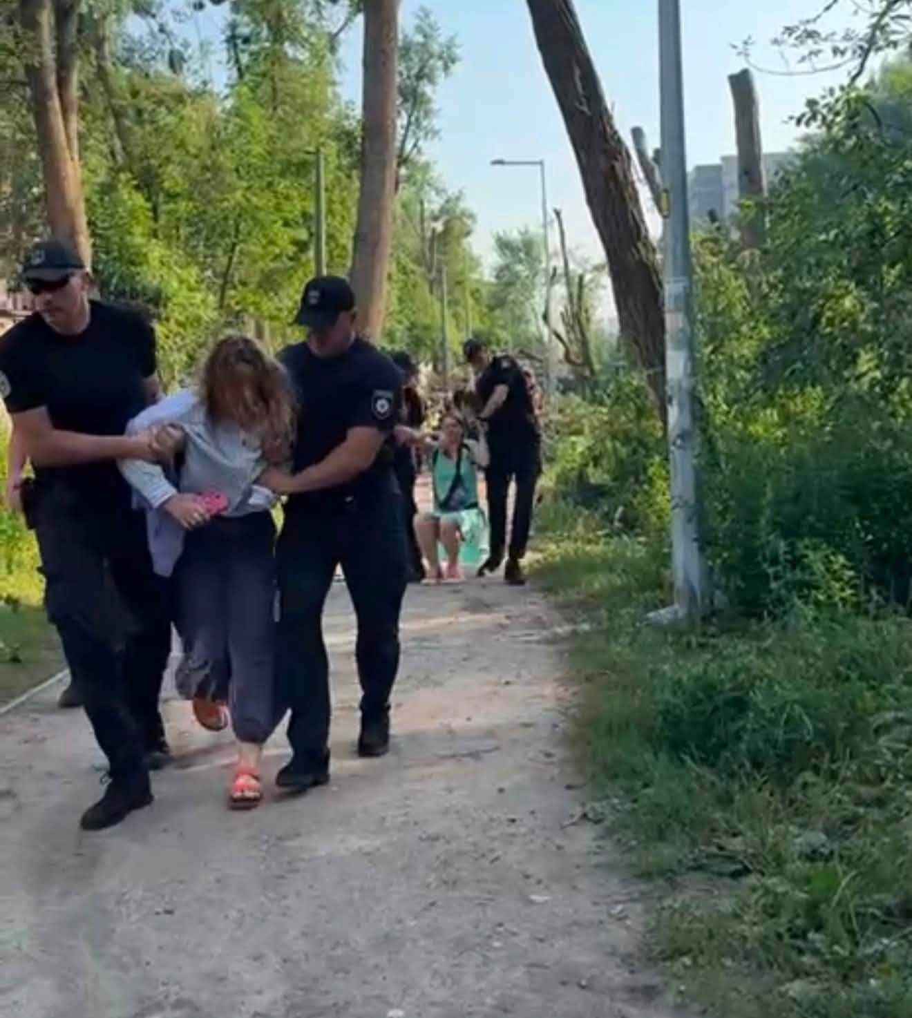 У КМДА пояснили, що вирубка дерев на Теремках є вимушеним кроком