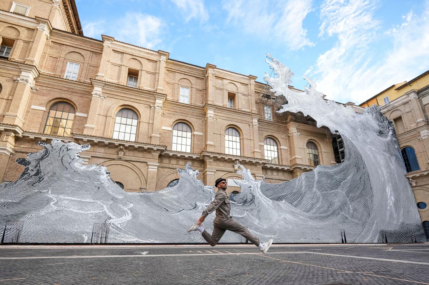 JR placed a wave on the facade of the Vatican Library