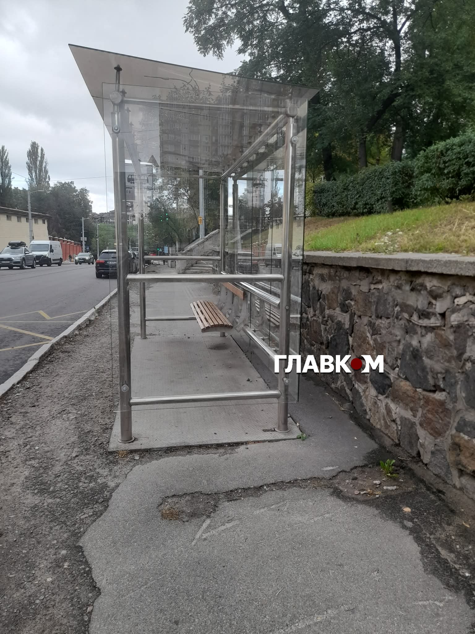 На Лук’янівці встановили скляні зупинки біля пошкоджених обстрілами будівель