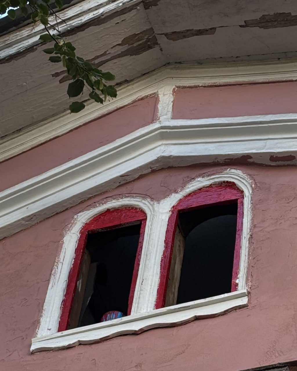 "Будинок з хлібною лавкою" на Ярвалу обшили пінопластом і пофарбували в рожевий
